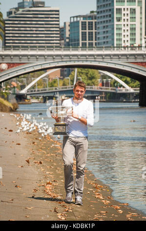 Stanislaus Wawrinka de Suisse - vainqueur de l'Open d'Australie 2014 pour hommes, marche le long de la Yarra River à Melbourne avec son troph de championnat Banque D'Images