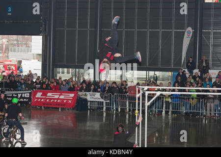 Brno, République tchèque-mars 4,2016 : cascadeur sautant au cours de stunt show sur salon international de motos sur mars 4,2016 à Brno en République tchèque Banque D'Images