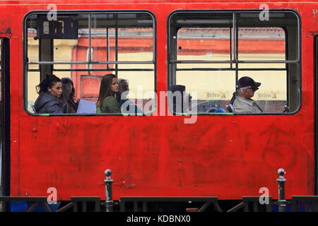 Les passagers dans un vieux tramway Tatra KT4 rouge dans les rues de Belgrade, Serbie Banque D'Images