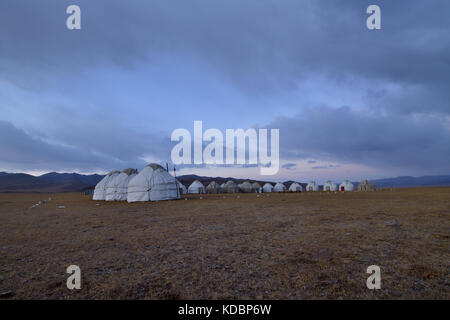 Mouton traditionnel camp de yourte, Kalmak-Ashu,du Kirghizistan, de l'Asie centrale Banque D'Images