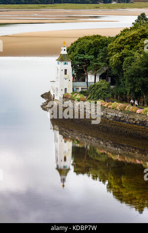 Portmeirion phare sur l'estuaire de la rivière dwyryd, Gwynedd, au nord du Pays de Galles, Royaume-Uni Banque D'Images