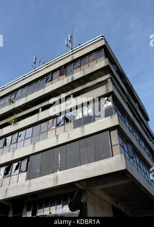 Bâtiment en béton armé et en verre de plusieurs étages abandonné, ancien siège de la police, bury lancashire, royaume-uni Banque D'Images