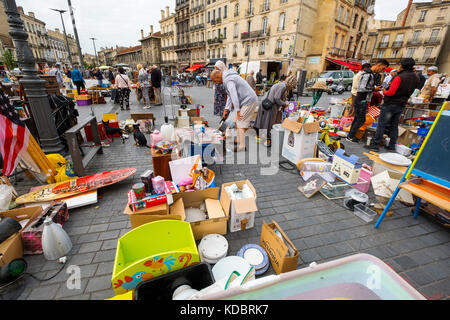 Marché aux puces le dimanche sur la place Saint Michel, Bordeaux. Région Aquitaine, département de Gironde. France Europe Banque D'Images