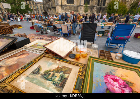 Marché aux puces le dimanche sur la place Saint Michel, Bordeaux. Région Aquitaine, département de Gironde. France Europe Banque D'Images