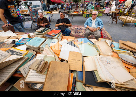 Marché aux puces le dimanche sur la place Saint Michel, Bordeaux. Région Aquitaine, département de Gironde. France Europe Banque D'Images