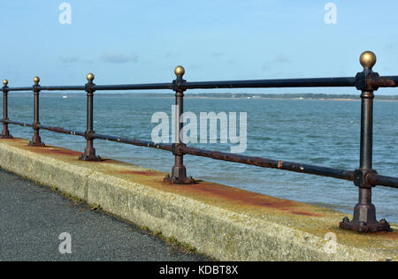 Certains garde-corps en fonte sur le front de mer à Cowes sur l'île de Wight , Royaume-Uni Banque D'Images