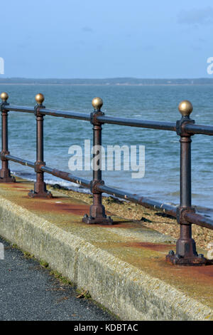 Certains garde-corps en fonte sur le front de mer à Cowes sur l'île de Wight , Royaume-Uni Banque D'Images