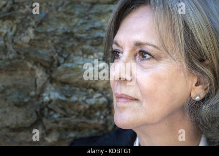 Portrait d'une femme senior de 61 ans, à l'écart, la pensée, l'envisager. Banque D'Images