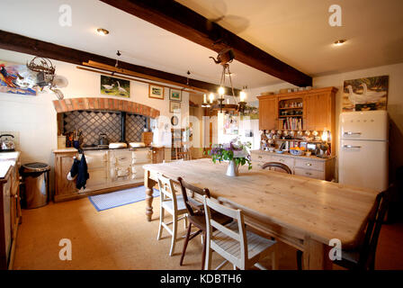 Maison de ferme traditionnelle salle à manger cuisine avec cuisinière AGA crème Banque D'Images