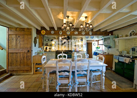 Cuisine de la ferme à manger avec poutres apparentes et tableau blanc Banque D'Images