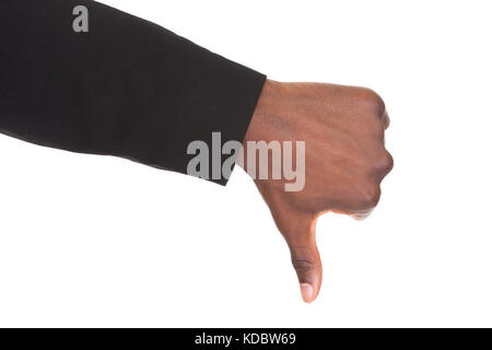 Close-up d'un businessman's Hand Showing Thumb signe le plus isolé sur fond blanc Banque D'Images