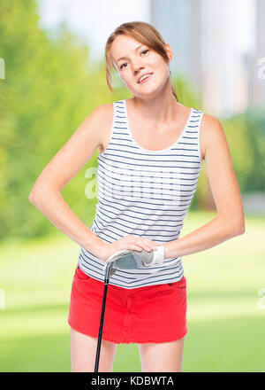 Femme dans la main pour le jeu s'appuie sur club de golf sur un arrière-plan de parcours de golf Banque D'Images