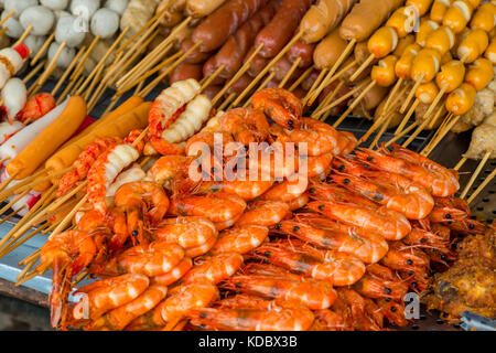 Grosses crevettes cuites et de saucisses grillées sur les rues de la Thaïlande Banque D'Images