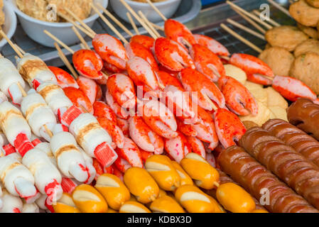 La nourriture sur les rues de l'Asie - pinces de crabe et de saucisses grillées close-up Banque D'Images