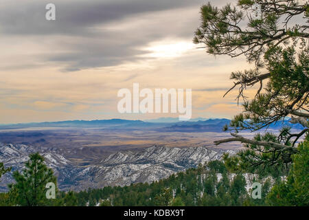 La vue depuis le pic des coccinelles sur le mont Graham, en regardant vers le sud en direction de Wilcox, Arizona. Banque D'Images