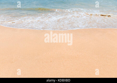 Bien sur la plage de sable doux et vague close up Banque D'Images