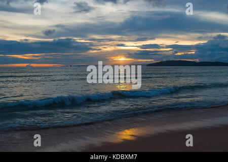 Rouleau de vagues de la mer sur une plage de sable fin ce soir, au cours d'un beau coucher du soleil Banque D'Images