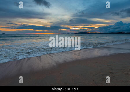 Photo dans des tons bleus, coucher de soleil sur la mer d'Andaman en Thaïlande Banque D'Images