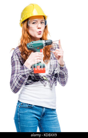 Femme avec une perceuse dans des vêtements faisant accueil réparation, isolés portrait Banque D'Images