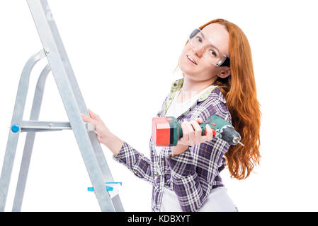 Femme au foyer pendant les réparations, portrait sur une échelle avec des outils isolés Banque D'Images