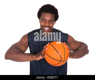 Portrait de jeune joueur de basket-ball africain isolé sur fond blanc Banque D'Images