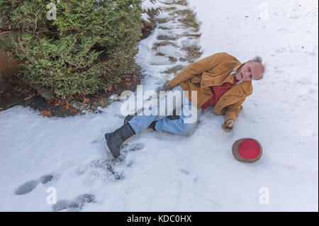 Man glissa sur sentier glacé Banque D'Images