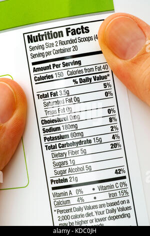Lecture du tableau de la valeur nutritive sur les protéines jar. close-up. Banque D'Images