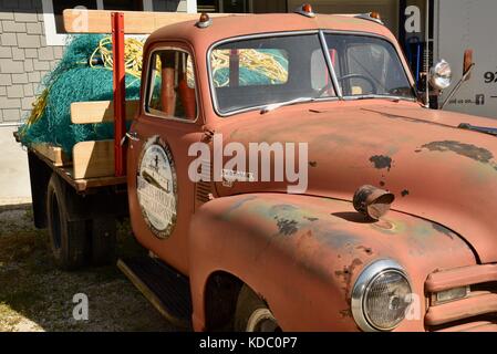 Rusty, ancien lit d'une camionnette avec des filets de pêche de baileys harbor Fishing Co. à la porte county community de baileys harbor, Wisconsin, USA Banque D'Images