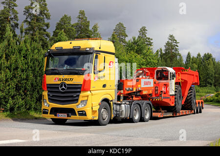 Lempaala, Finlande - le 6 juillet 2017 : Mercedes-Benz Actros 3351 de transports lourds silvasti souterrain sandvik sur camion remorque col de cygne le long de la route. Banque D'Images