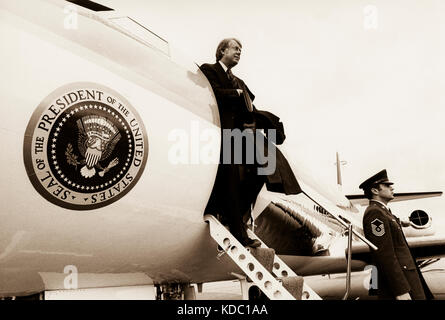 Le président Jimmy Carter à l'entrée de l'Air Force One après l'atterrissage. Le plus petit jet du parc automobile est utilisé à la terre dans les petits aéroports. Un Banque D'Images