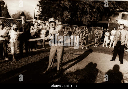 l'attachée de presse de la Maison Blanche, Jody Powell (à droite), regarde le président carter se balancer sur un terrain de baseball d'école secondaire. Banque D'Images