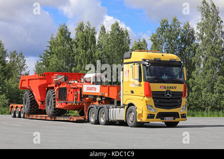 Lempaala, Finlande - le 6 juillet 2017 : transport de Sandvik th550 camion lourd silvasti souterrain par Mercedes-Benz Actros 3351 sur la grande cour d'un tr Banque D'Images