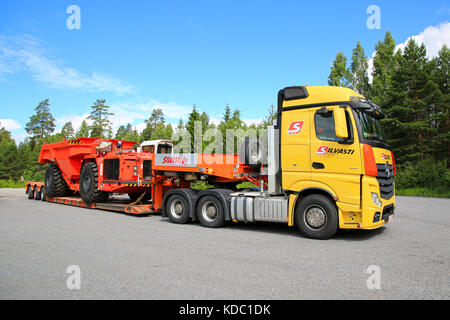 Lempaala, Finlande - le 6 juillet 2017 : Mercedes-Benz Actros 3351 silvasti de traits lourds sandvik th550 sur remorque camion souterrain de cygne dans asphal Banque D'Images