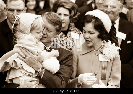 Le sénateur d'état de Géorgie et le gouverneur élu Jimmy Carter à son poste de gouverneur 1971 inauguration. Carter réussi Lester Maddox ségrégationniste qu'en Géorgie Banque D'Images