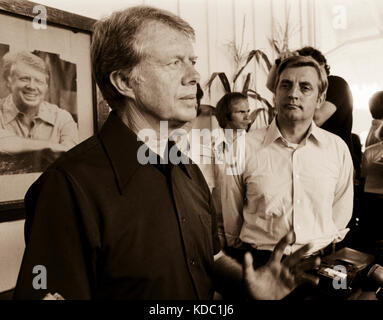 1976 candidat à la présidence démocrate Jimmy Carter et son colistier 'Fritz Walter Mondale' parler à la presse à la gare ferroviaire Plains, Géorgie. Banque D'Images