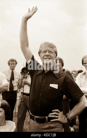 Jimmy Carter dit au revoir à l'Ohio, le Sénateur et ancien astronaute de la NASA John Glenn au Plains, Géorgie aéroport après l'interroger comme une possible vi Banque D'Images