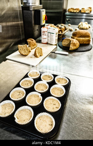 Faire cuire des muffins et du pain dans une cuisine de boulangerie, Royaume-Uni Banque D'Images