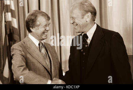 Le Président nouvellement élu, Jimmy Carter rencontre son prédécesseur le Président Gerald Ford dans le bureau ovale de la Maison Blanche. - Pour acheter cette image, cliquez sur o Banque D'Images