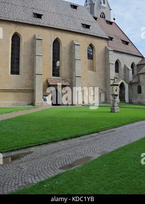 Bressanone Alto Adige Italia. Brixen Italie Tyrol du Sud. L'ancien cimetière entre l'église paroissiale de Saint Michel et la Cathédrale Banque D'Images