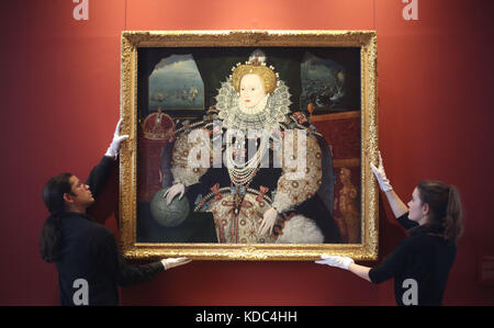 Les maîtres d'art réinstallent le portrait Armada d'Elizabeth I dans la maison de la Reine, Royal Museums Greenwich, Londres, après des travaux de conservation. Banque D'Images