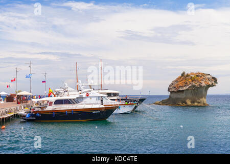 Lacco Ameno, ITALIE - 11 août 2015 : yachts amarrés avec passagers à bord près de il fungo monument naturel en forme de champignon. rock en baie de lacco ame Banque D'Images