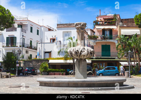 Lacco Ameno, ITALIE - 11 août 2015 : fontaine sur town square piazza s.restituta à Lacco Ameno. ischia, île volcanique italienne dans la mer tyrrhénienne Banque D'Images