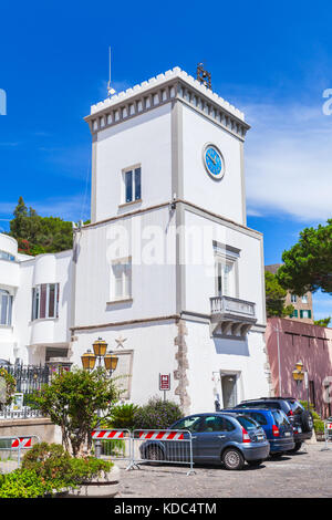 Lacco Ameno, ITALIE - 11 août 2015 : tour de l'horloge, place au centre de Lacco Ameno, sur la rue. ischia, île volcanique italienne dans la mer tyrrhénienne Banque D'Images