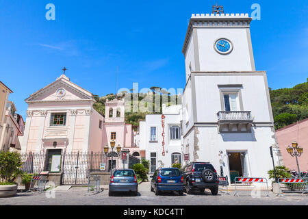 Lacco Ameno, ITALIE - 11 août 2015 : tour de l'horloge et église sur place au centre de Lacco Ameno, sur la rue. ischia, île volcanique italienne dans le tyrrhe Banque D'Images