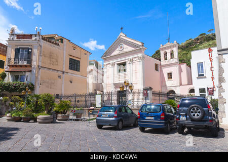 Lacco Ameno, ITALIE - 11 août 2015 : église saint restituta, place au centre de Lacco Ameno, sur la rue. ischia, île volcanique italienne dans l'tyrrheni Banque D'Images