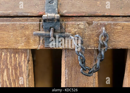 Close up of rusty slide porte en bois verrouillée Banque D'Images