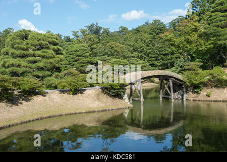 Magnifique et très bien entretenue de l'imperial palace, oikeniwa jardin, Kyoto, Japon à l'été Banque D'Images