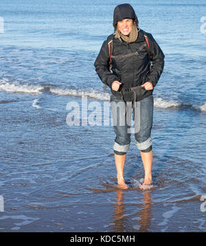 Femme pagayer dans le mer du Nord froid sur la côte nord-est de l'Angleterre. UK Banque D'Images