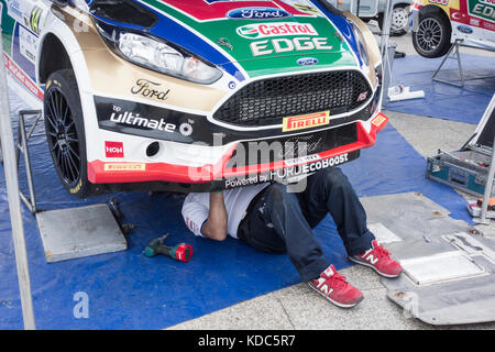 Mécanicien de rallye sous voiture au rallye Gran Canaria. Banque D'Images