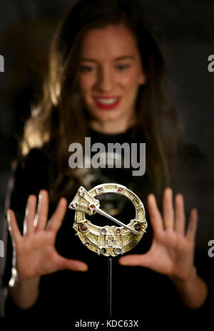 Assistant galerie alice wyllie se penche sur la broche hunterston qui dispose d'une exposition qui illustre l'importance de l'argent dans l'histoire de l'Écosse, au musée national d'Écosse à Édimbourg. Banque D'Images